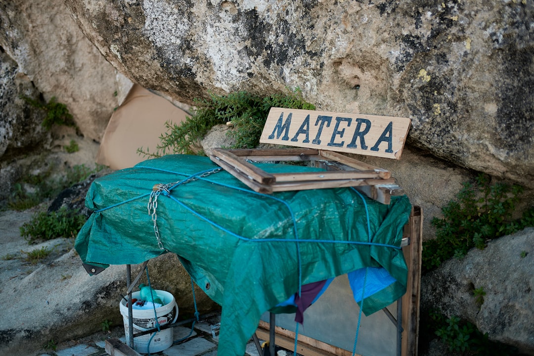 there is a sign that says mater on it